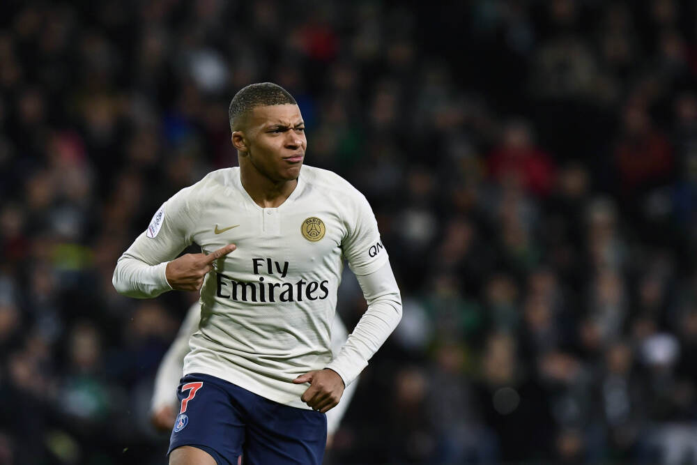 记者：法兰克福800万欧签22岁前锋埃布努塔利布达协议，签约5年半